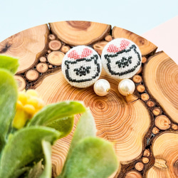 エキゾチックショートヘア(ホワイト) リボンネコ 北欧刺繍くるみボタンイヤリング/ピアス animals 8枚目の画像