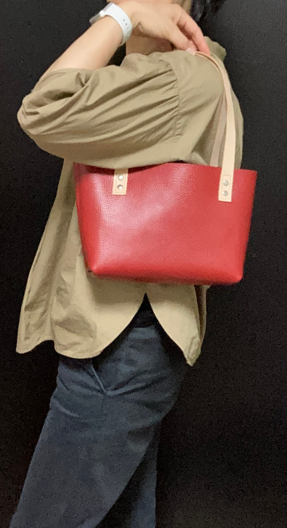 本革小さめトートバッグ　同じ革で作ったポーチ付き　真っ赤 3枚目の画像