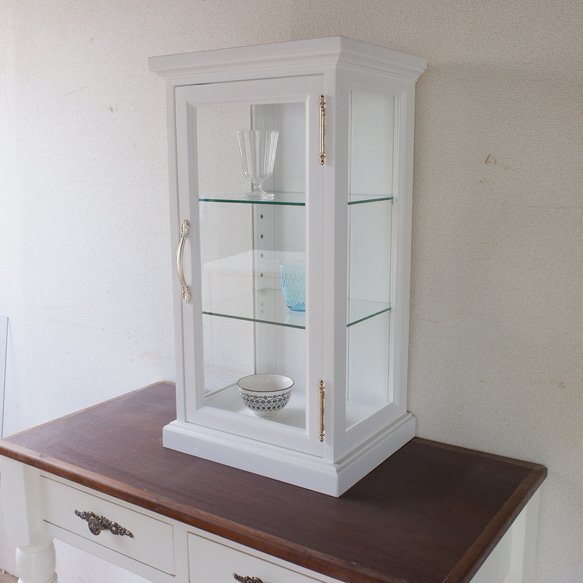 ガラスケース縦長タイプ　透明ガラス　アーチホワイト(ツヤ無しの白）塗装　バルカン丁番 1枚目の画像