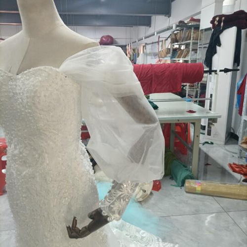 輝きな光彩を放つ ウエディングドレス パール ビーズ贅沢な総レ袖姫袖  