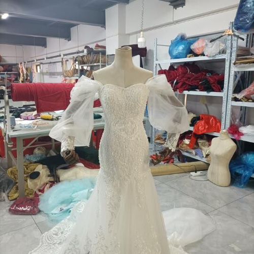 輝きな光彩を放つ ウエディングドレス パール ビーズ贅沢な総レ袖姫袖  