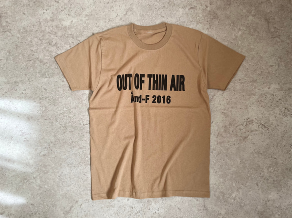 シンプルで合わせやすい♪大人のロゴTシャツ「out of thin air」 5枚目の画像