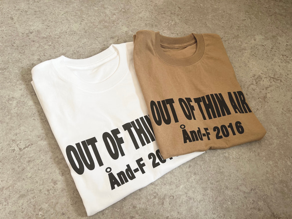 シンプルで合わせやすい♪大人のロゴTシャツ「out of thin air」 2枚目の画像