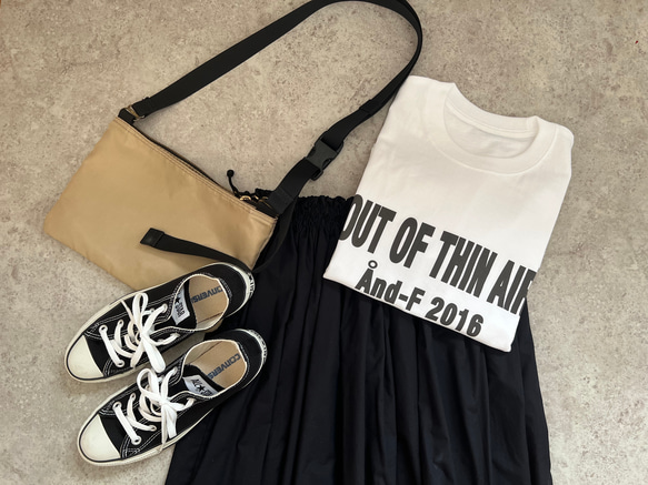 シンプルで合わせやすい♪大人のロゴTシャツ「out of thin air」 7枚目の画像