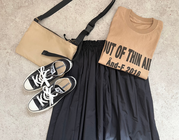 シンプルで合わせやすい♪大人のロゴTシャツ「out of thin air」 8枚目の画像