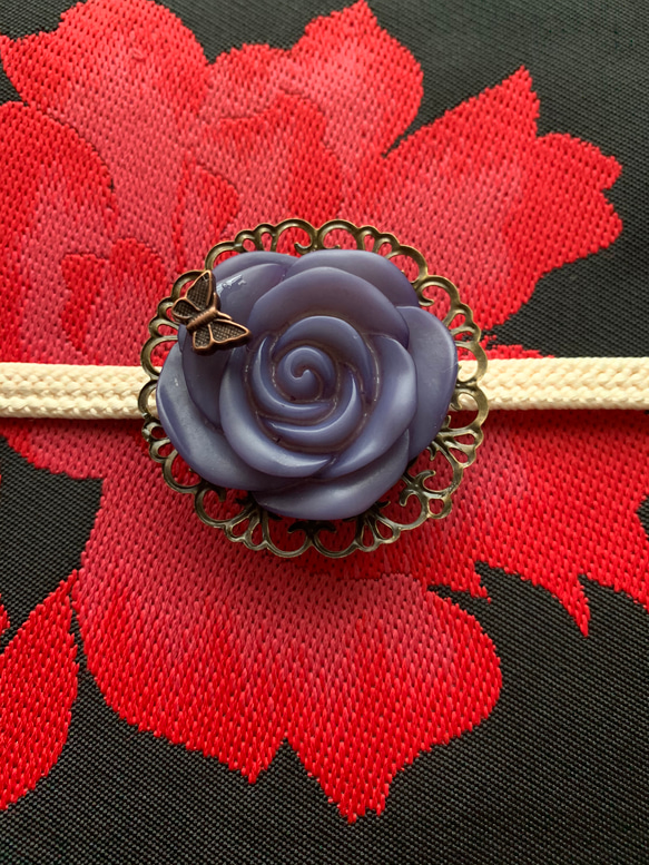 デッドストック素材のマットなインクブルーの薔薇の帯留め「ローズ・ロマネスク」 4枚目の画像