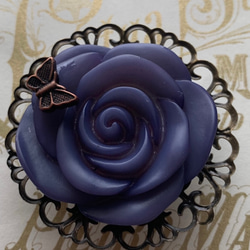 デッドストック素材のマットなインクブルーの薔薇の帯留め「ローズ・ロマネスク」 1枚目の画像