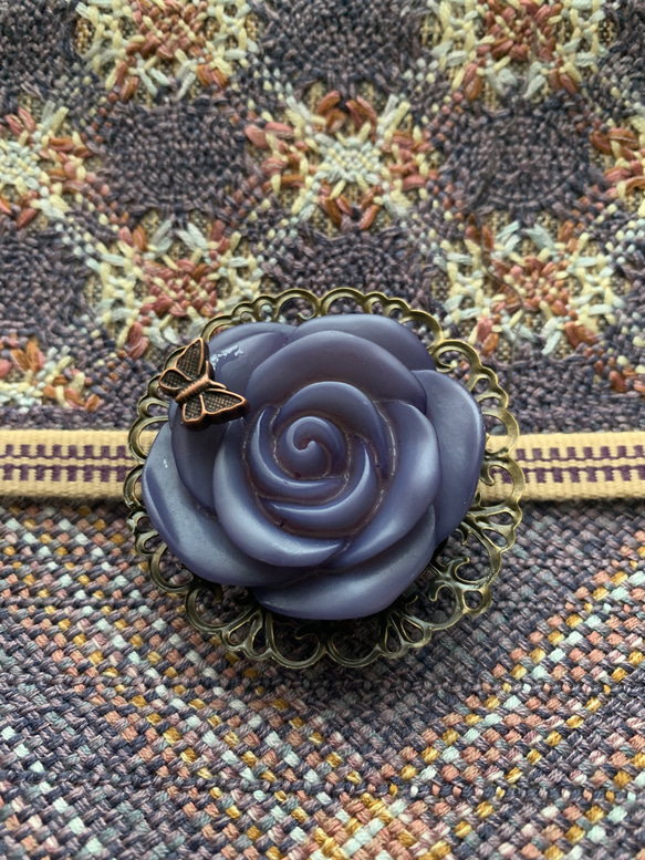 デッドストック素材のマットなインクブルーの薔薇の帯留め「ローズ・ロマネスク」 6枚目の画像