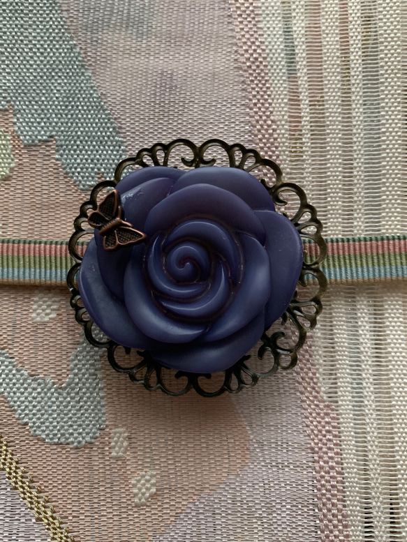 デッドストック素材のマットなインクブルーの薔薇の帯留め「ローズ・ロマネスク」 8枚目の画像