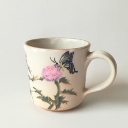 【陶器】アザミとアゲハ蝶のマグカップ 2枚目の画像