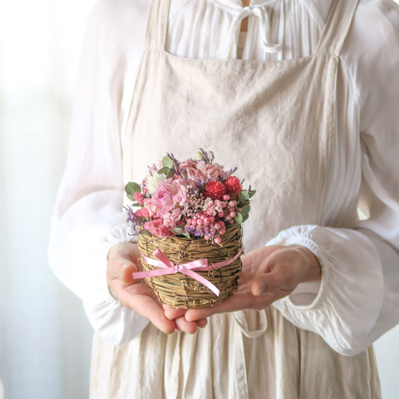 母の日フラワー【2023母の日】【特集掲載】sweet pink mini flower basket ドライフラワー 3枚目の画像