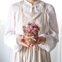 母の日フラワー【2023母の日】【特集掲載】sweet pink mini flower basket ドライフラワー 2枚目の画像