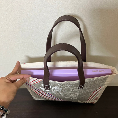 アンズルーム★トートバッグ★ハンドバッグ★着物　帯リメイク★シルバー　花　★A4 アンズルーム☆ハンドメイド☆ちょっと豪華な トートバッグ