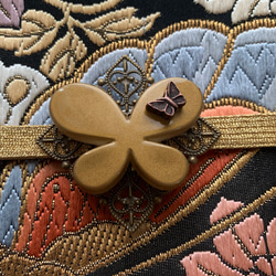 デッドストック素材のグラマラスな蝶の帯留め「バタフライ・アムール」 5枚目の画像