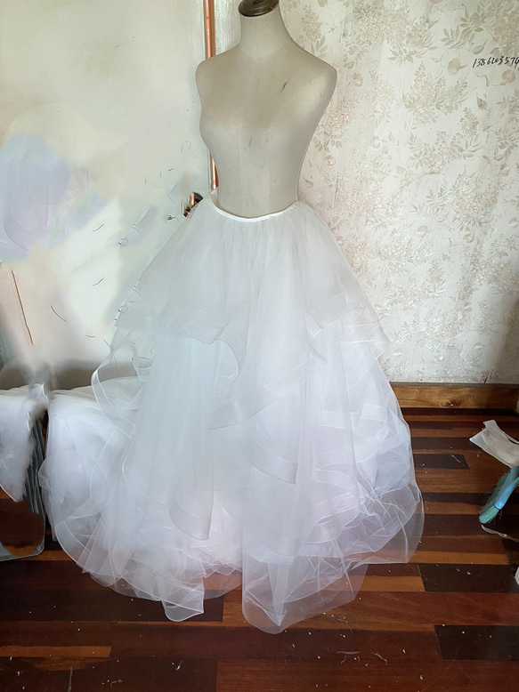 ウェディングドレス スカートのみ ホワイト ソフトチュール トレーン 結婚式/披露宴/音楽会 1枚目の画像