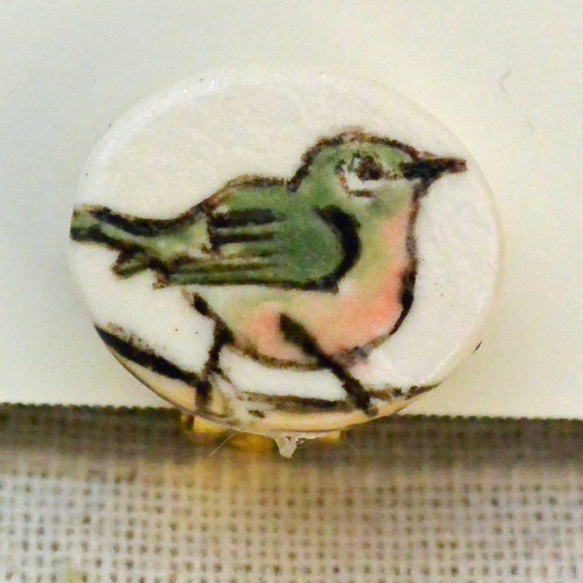 メジロのイヤリング　野鳥　手作り陶芸　陶器のアクセサリー　黄緑　めじろ 2枚目の画像