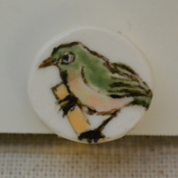 メジロのイヤリング　野鳥　手作り陶芸　陶器のアクセサリー　黄緑　めじろ 4枚目の画像