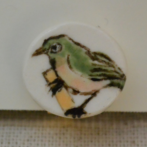 メジロのイヤリング　野鳥　手作り陶芸　陶器のアクセサリー　黄緑　めじろ 4枚目の画像