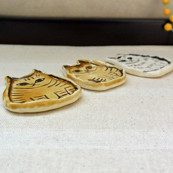 トラネコとシロネコの小さいお皿　３枚セット　豆皿　ねこ・猫　手作り陶芸　陶器 3枚目の画像