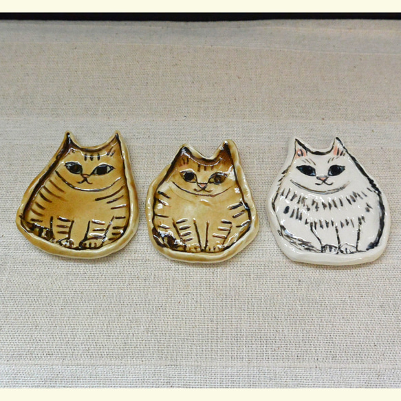 トラネコとシロネコの小さいお皿　３枚セット　豆皿　ねこ・猫　手作り陶芸　陶器 2枚目の画像