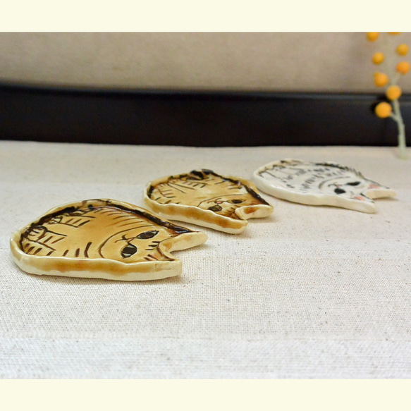 トラネコとシロネコの小さいお皿　３枚セット　豆皿　ねこ・猫　手作り陶芸　陶器 4枚目の画像