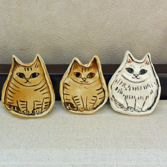 トラネコとシロネコの小さいお皿　３枚セット　豆皿　ねこ・猫　手作り陶芸　陶器 1枚目の画像