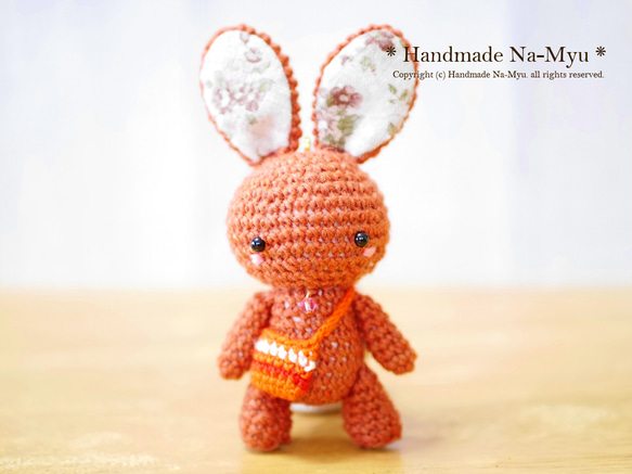 ★即日発送★fabric&wool★ お出かけウサギちゃん（茶色）立ち姿・約11cm／Mサイズ 1枚目の画像