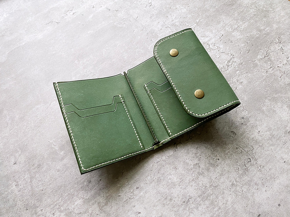 手工縫製青苔綠色牛皮三折零錢短皮夾 第6張的照片