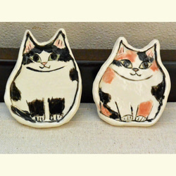 ハチワレと三毛猫の小さいお皿　２枚セット　豆皿　ねこ・ネコ　手作り陶芸　陶器 1枚目の画像
