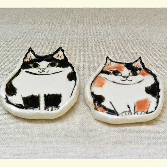 ハチワレと三毛猫の小さいお皿　２枚セット　豆皿　ねこ・ネコ　手作り陶芸　陶器 3枚目の画像