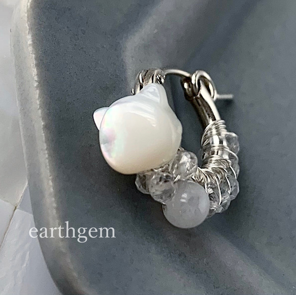 【SV925】♦︎夏のホワイト猫ちゃん♦︎マザーオブパール×ムーンストーン×宝石質クリスタルのキャットピアス 1枚目の画像