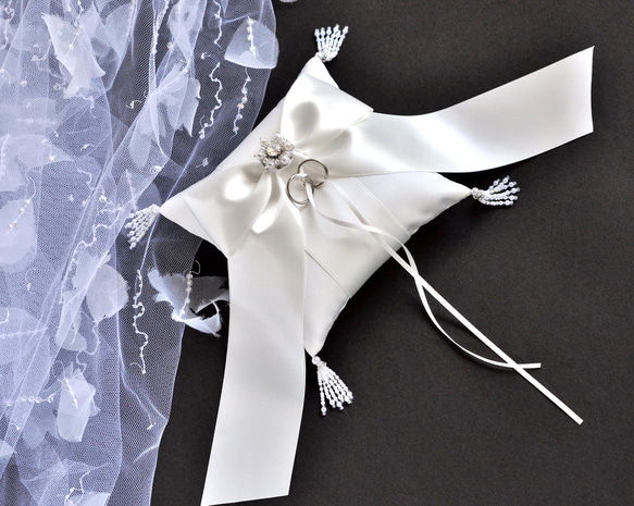 【再販】クチュール感覚のプリンセス　リングピロー　ホワイトリボン　パール　スワロフスキー 2枚目の画像