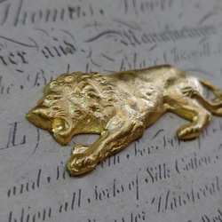BEHOLD− 獅子 左向き 1個 真鍮製 ライオン 動物 百獣の王 アメリカ製 パーツ スタンピング ヴィンテージ風 2枚目の画像