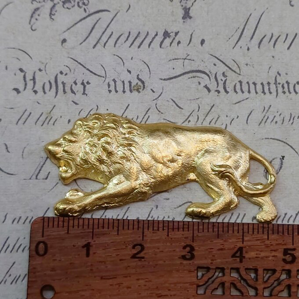 BEHOLD− 獅子 左向き 1個 真鍮製 ライオン 動物 百獣の王 アメリカ製 パーツ スタンピング ヴィンテージ風 4枚目の画像