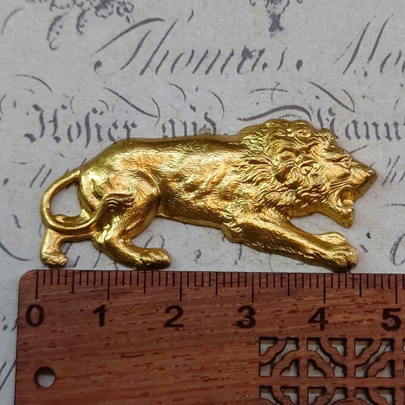 BEHOLD− 獅子 右向き 1個 真鍮製 ライオン 動物 百獣の王 アメリカ製 パーツ スタンピング ヴィンテージ風 4枚目の画像