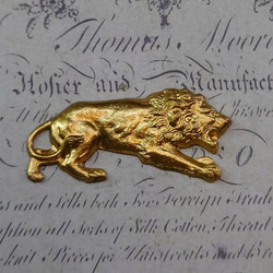 BEHOLD− 獅子 右向き 1個 真鍮製 ライオン 動物 百獣の王 アメリカ製 パーツ スタンピング ヴィンテージ風 1枚目の画像
