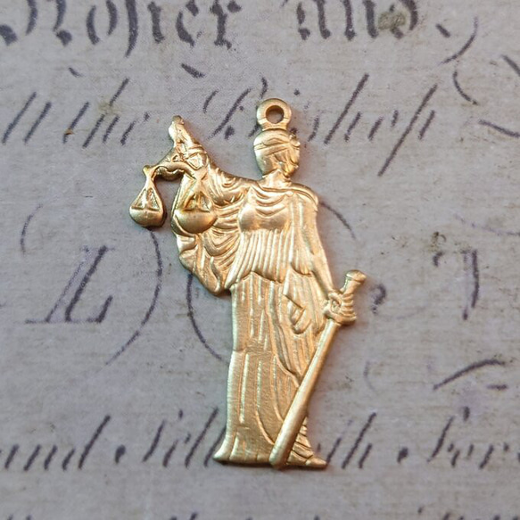 BEHOLD− 真鍮製 テミス 左向き 2個 審判の女神 ユースティティア アメリカ製 パーツ チャーム スタンピング 1枚目の画像
