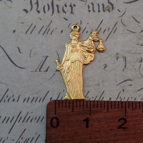 BEHOLD− 真鍮製 テミス 右向き 2個 審判の女神 ユースティティア アメリカ製 パーツ チャーム スタンピング 4枚目の画像