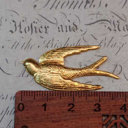 BEHOLD− 真鍮製 燕 1個 ツバメ スワロー アメリカ製 パーツ チャーム スタンピング ヴィンテージ風 4枚目の画像