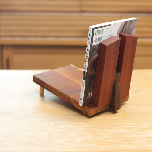 本が倒れないブックスタンド 桑の木で作りました 本棚・絵本棚
