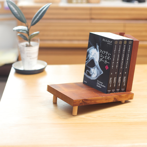 本が倒れないブックスタンド 桑の木で作りました 本棚・絵本棚