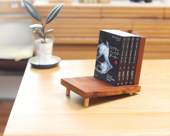 本が倒れないブックスタンド 桑の木で作りました 本棚・絵本棚