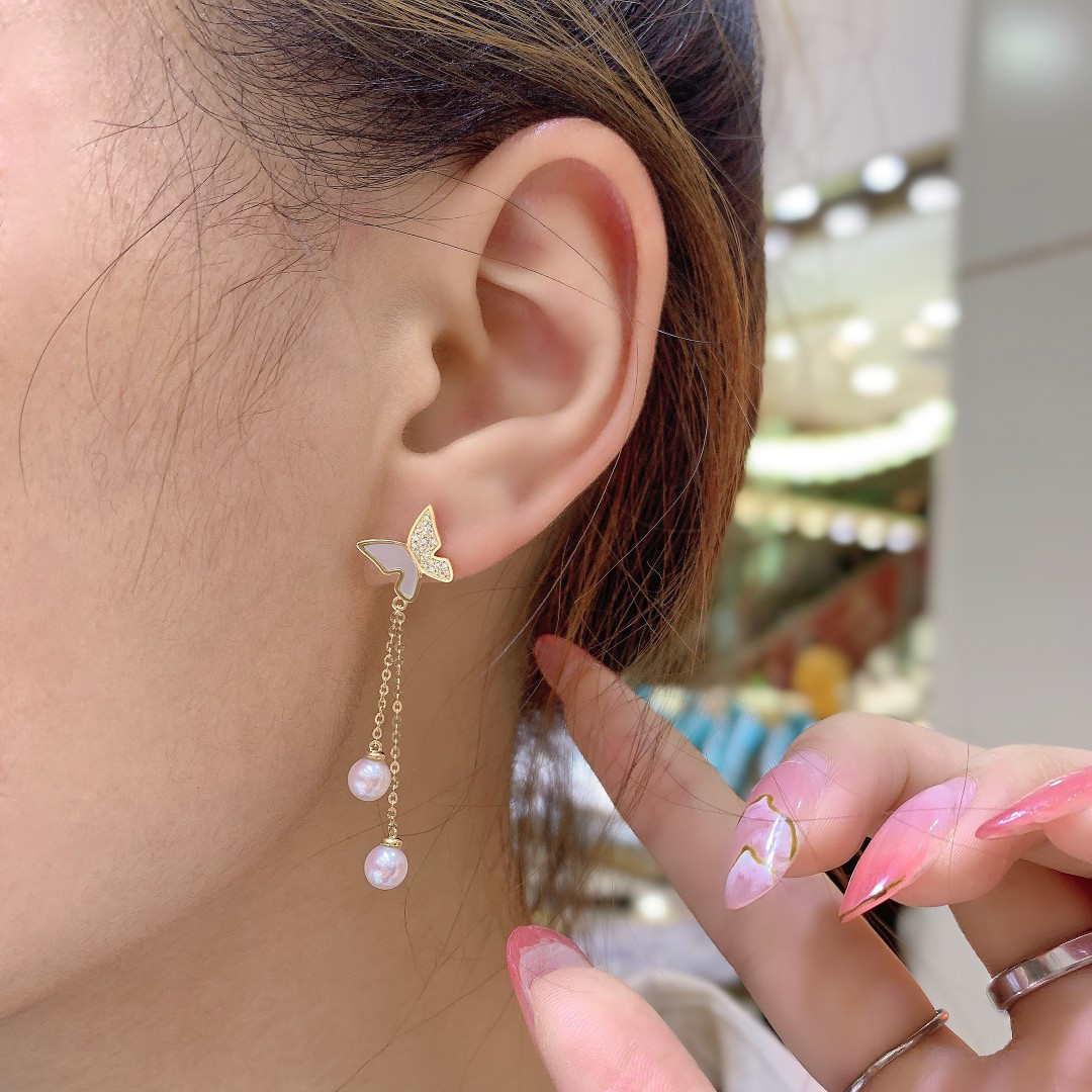 送料無料新作 蝶々モチーフ アンバランスピアスk18 ピアス（その他