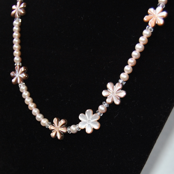 ブラウンシェルフラワーとピンクの淡水真珠のネックレス 2枚目の画像