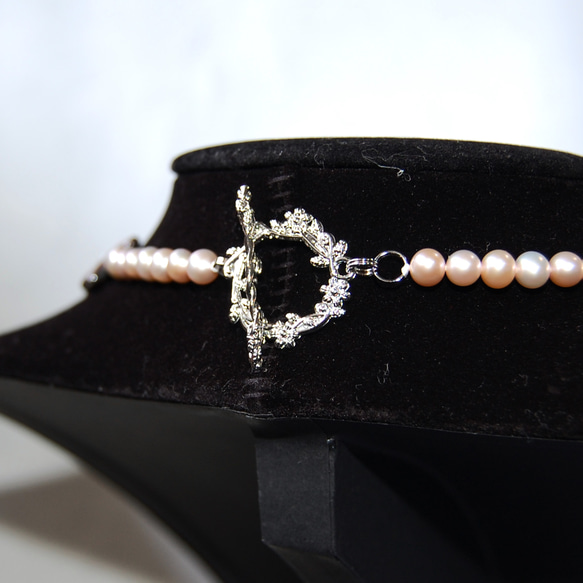 ブラウンシェルフラワーとピンクの淡水真珠のネックレス 3枚目の画像