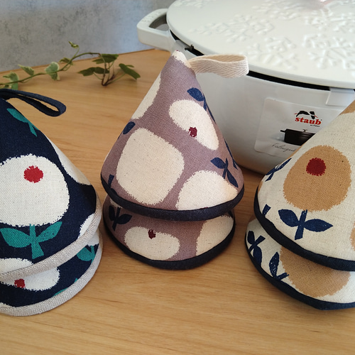 【あき】三角鍋つかみ 鍋敷き　ストウブ　ミント　レッド　スノーフレーク ストウブ スノーフレーク 三角鍋つかみ ホワイト staub 刺繍 - メルカリ