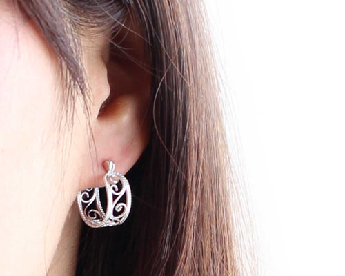 ストライプ模様のフープピアス 透かし模様のフープピアス〔k18〕 | Littluz online store
