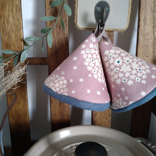 ⚠️専用商品　三角鍋つかみ.三角ミトン.STAUB.ストウブ.手刺繍.ハンドメイド ⚠️専用商品　三角鍋つかみ.三角ミトン.STAUB.ストウブ.手刺繍.ハンドメイド