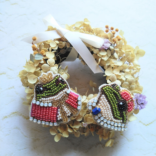 ビーズ刺繍ブローチ カエル×王様（正面向き） ブローチ Beeeads