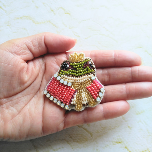 ビーズ刺繍ブローチ カエル×王様（正面向き） ブローチ Beeeads 通販